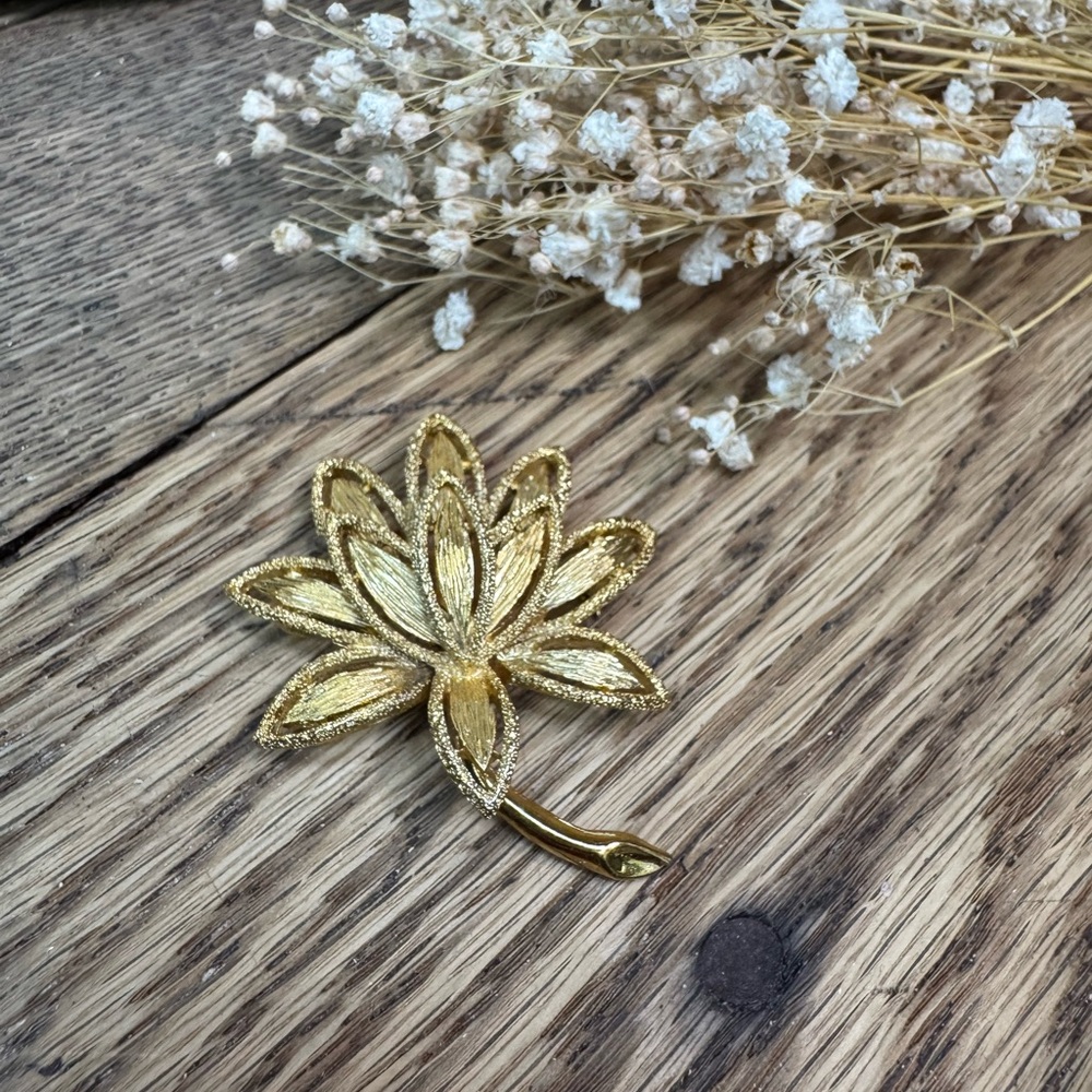 Gold Floral Leaf Brooch - Elegant Women's Jewelry